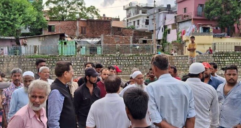 कांग्रेस नेता सूर्यकांत धस्माना ने किया बाड़ ग्रस्त इलाकों का दौरा