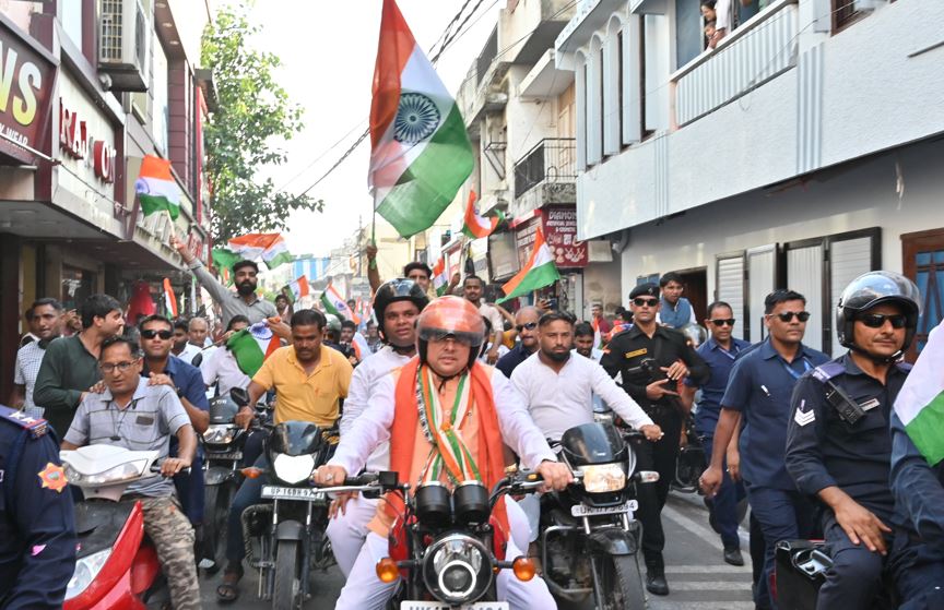 तिरंगा बाइक रैली में शामिल हुए मुख्यमंत्री पुष्कर सिंह धामी।