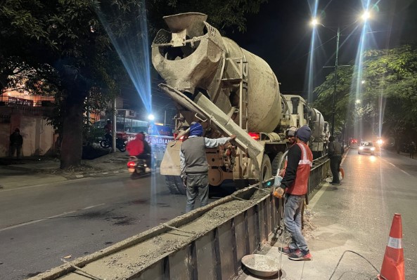 स्पीड पर लगेगी लगाम – डिवाइडर निर्माण कार्य जारी, लगेगी स्टील रेलिंग