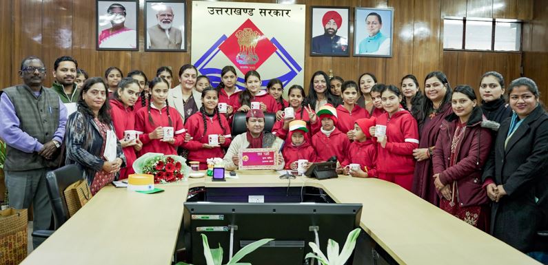 बालिका निकेतन, जिला शरणालय तथा शिशुसदन की बालिकाओं ने मुख्य सचिव श्रीमती राधा रतूड़ी से मुलाकात की।