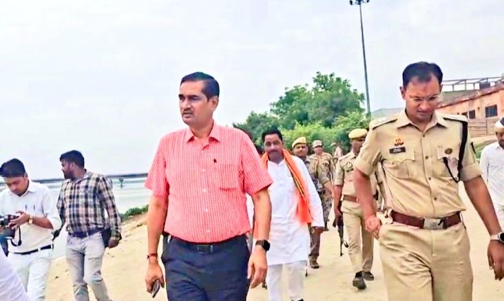 गंगा दशहरा पर्व हेतु व्यापक तैयारियों का निरीक्षण बंगाली घाट से विश्राम घाट तक प्रशासन एवं नगर निगम द्वारा संयुक्त निरीक्षण