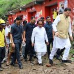 मुख्यमंत्री ने प्रभावितों के बीच पहुंचकर पोछे आंसू, कहा पूरा राज्य आपके साथ खड़ा