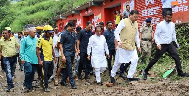 मुख्यमंत्री ने प्रभावितों के बीच पहुंचकर पोछे आंसू, कहा पूरा राज्य आपके साथ खड़ा