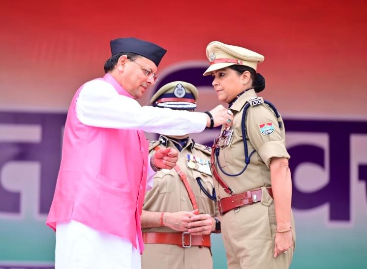 सीएम धामी ने 79वें स्वतंत्रता दिवस पर स्वतंत्रता संग्राम सेनानियों, पुलिसकर्मियों और खिलाड़ियों को किया सम्मानित