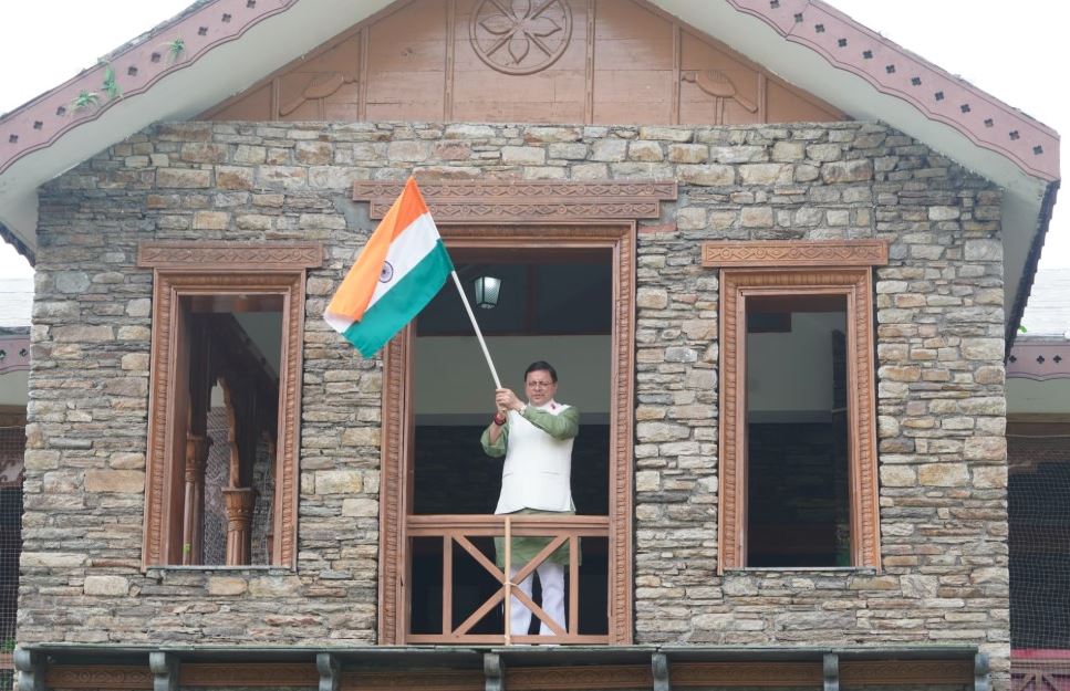सीएम धामी ने ‘हर घर तिरंगा’ अभियान के तहत फहराया तिरंगा