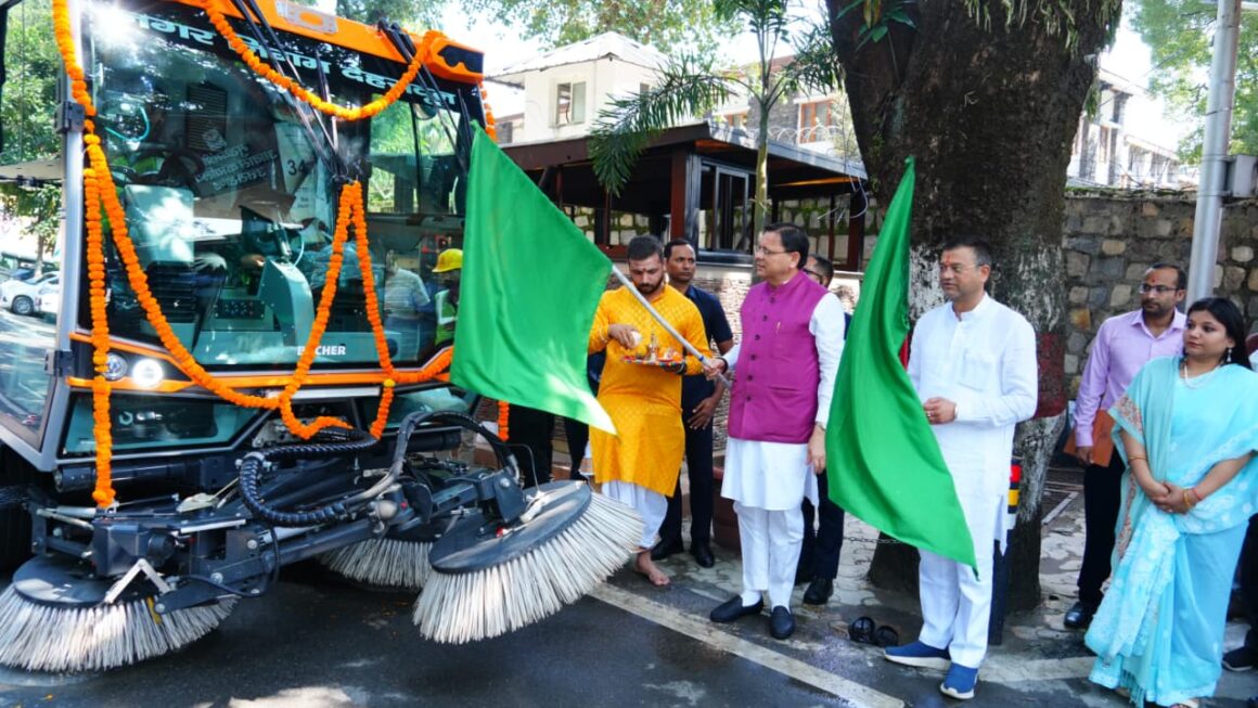 पुष्कर सिंह धामी ने वैक्यूम बेस्ड सड़क सफाई मशीन लॉन्च की।
