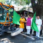 पुष्कर सिंह धामी ने वैक्यूम बेस्ड सड़क सफाई मशीन लॉन्च की।