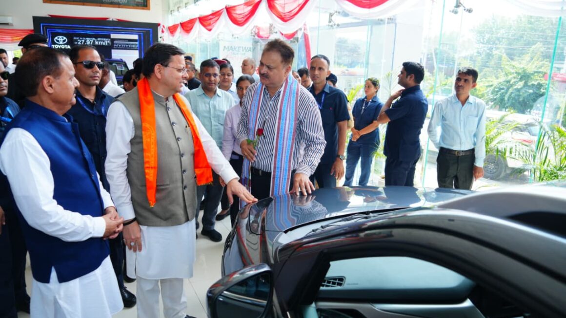 धामी ने स्वदेशी को बढ़ावा और जीएसटी दरों के प्रचार के लिए बाजार में जनसंपर्क किया।