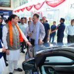 धामी ने स्वदेशी को बढ़ावा और जीएसटी दरों के प्रचार के लिए बाजार में जनसंपर्क किया।