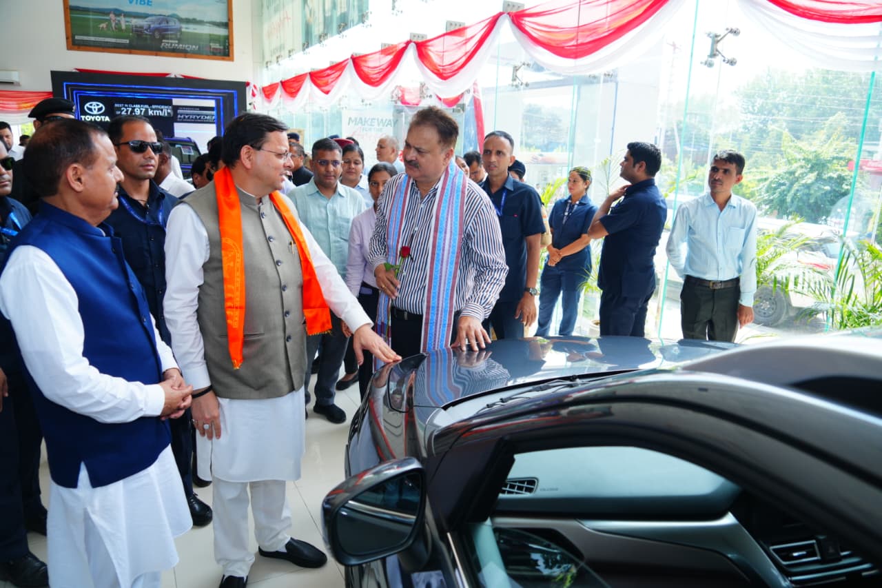 धामी ने स्वदेशी को बढ़ावा और जीएसटी दरों के प्रचार के लिए बाजार में जनसंपर्क किया।