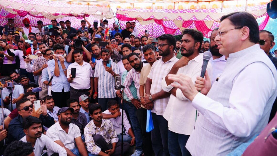 युवाओं के बीच सीएम धामी, परीक्षा घोटाले की सीबीआई जांच की मांग आगे बढ़ाई।