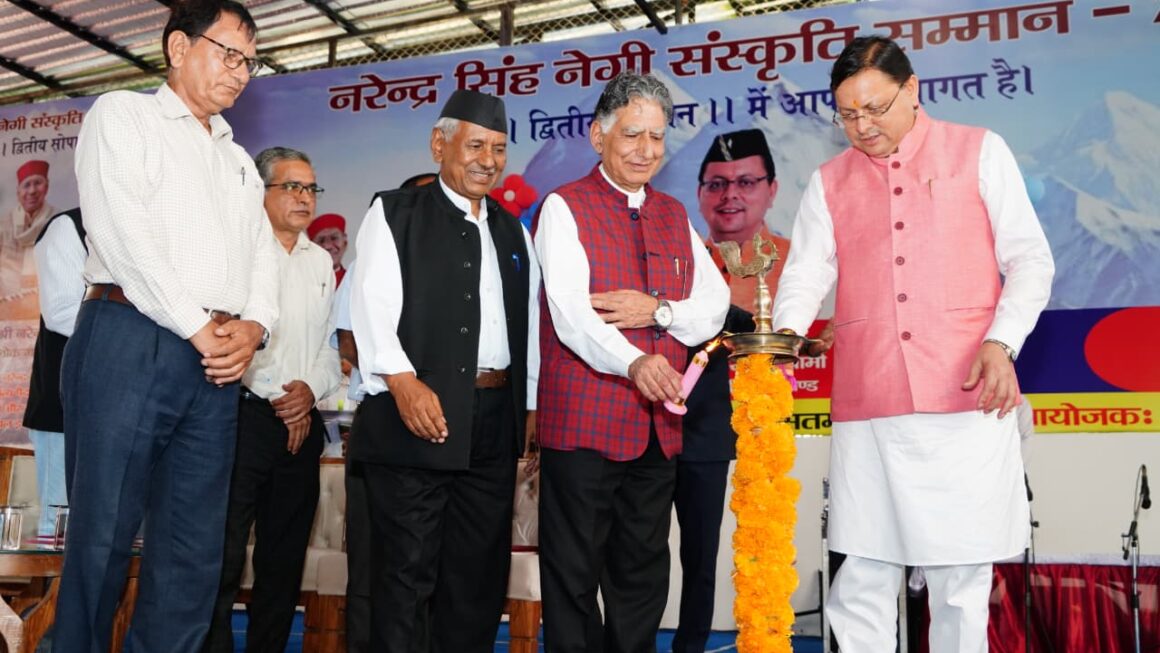 धामी ने साहित्यकार एस.आर हरनोट का नेगी संस्कृति सम्मान से सम्मान किया।