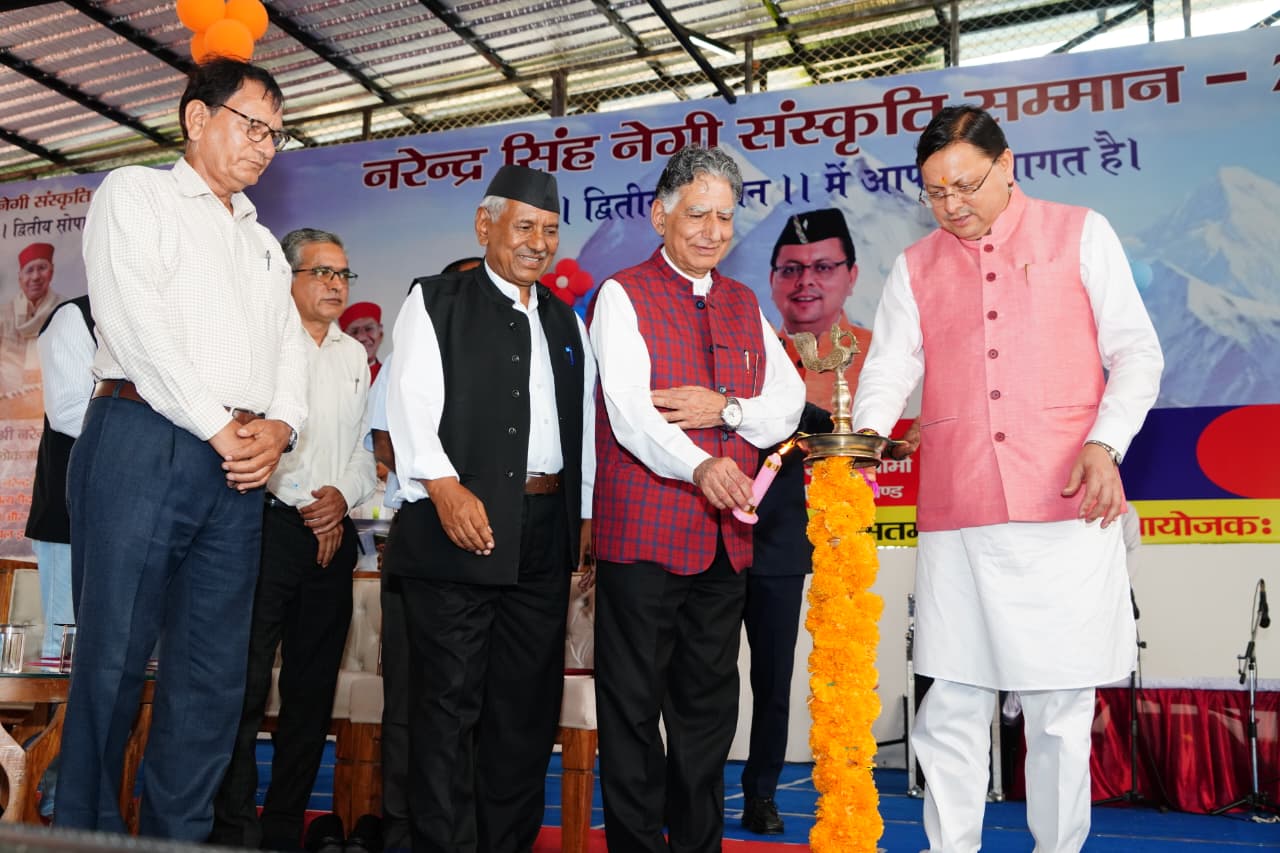 धामी ने साहित्यकार एस.आर हरनोट का नेगी संस्कृति सम्मान से सम्मान किया।