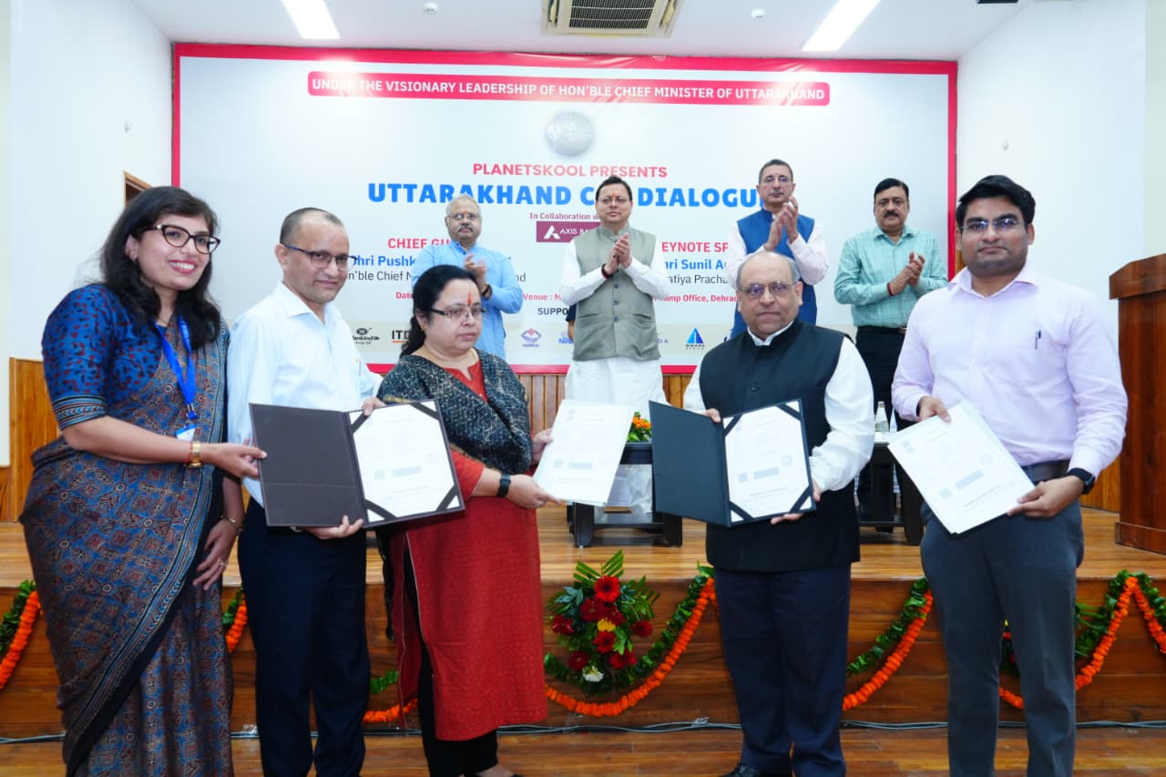 मुख्यमंत्री पुष्कर सिंह धामी ने सारकोट स्कूल में डिजिटल क्लासरूम की शुरुआत ऑनलाइन की।