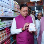 जीएसटी बचत उत्सव में सीएम धामी ने व्यापारियों व नागरिकों से बातचीत की।