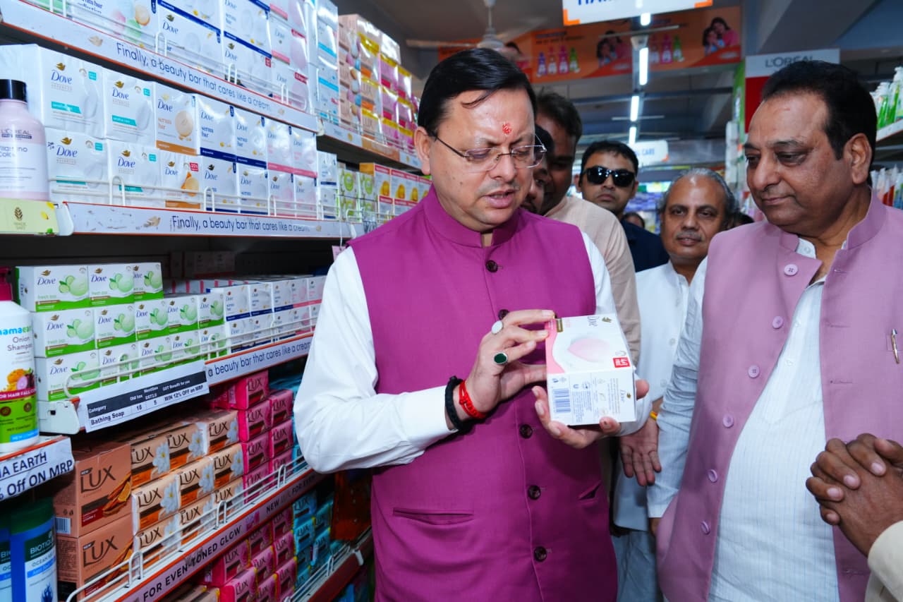 जीएसटी बचत उत्सव में सीएम धामी ने व्यापारियों व नागरिकों से बातचीत की।