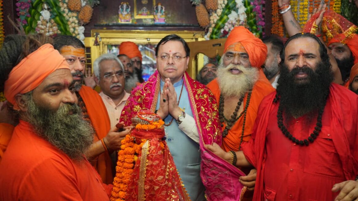 पवित्र छड़ी यात्रा शुरू, CM धामी ने कहा – यह सनातन परंपरा की व्यापकता का प्रमाण है।