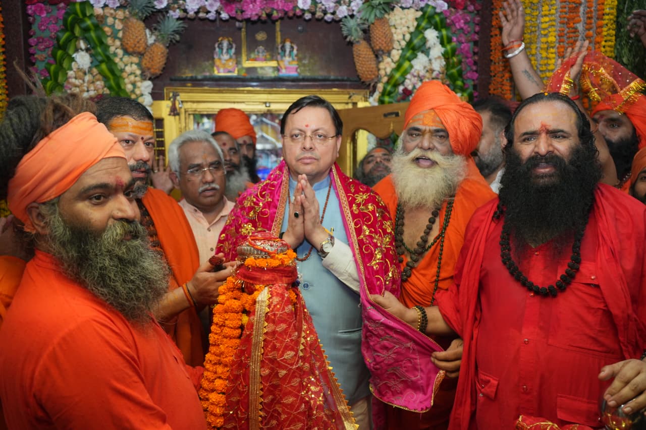 पवित्र छड़ी यात्रा शुरू, CM धामी ने कहा – यह सनातन परंपरा की व्यापकता का प्रमाण है।
