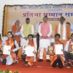 CM धामी ने बोर्ड परीक्षा में उत्कृष्ट स्थान पाने वाले छात्रों को किया पुरस्कृत।