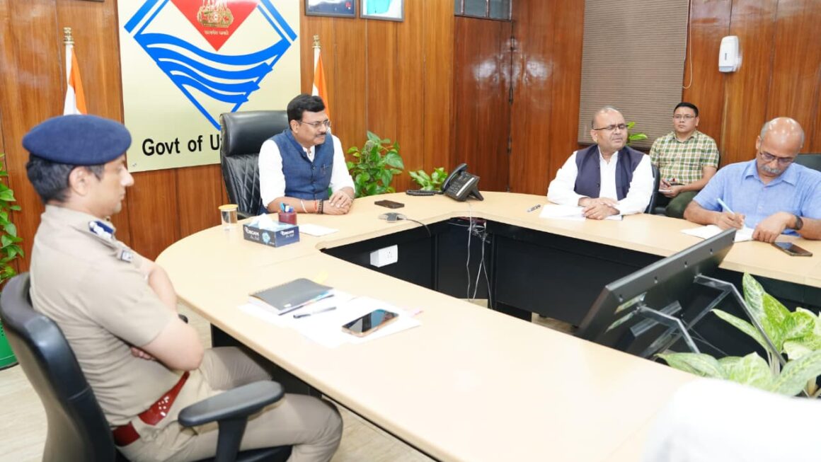 मुख्य सचिव ने निर्देश दिए कि इंदिरा मार्केट व आढ़त बाजार के विकास कार्यों में तेजी लाई जाए और अंडरग्राउंड पार्किंग की संभावनाएं तलाशें।