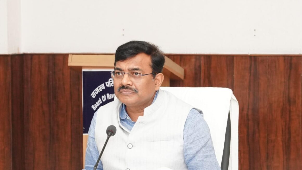 अध्यक्ष राजस्व परिषद ने कहा – धारा 34 और 143 संबंधी मामलों के निस्तारण हेतु अभियान चलाया जाए।