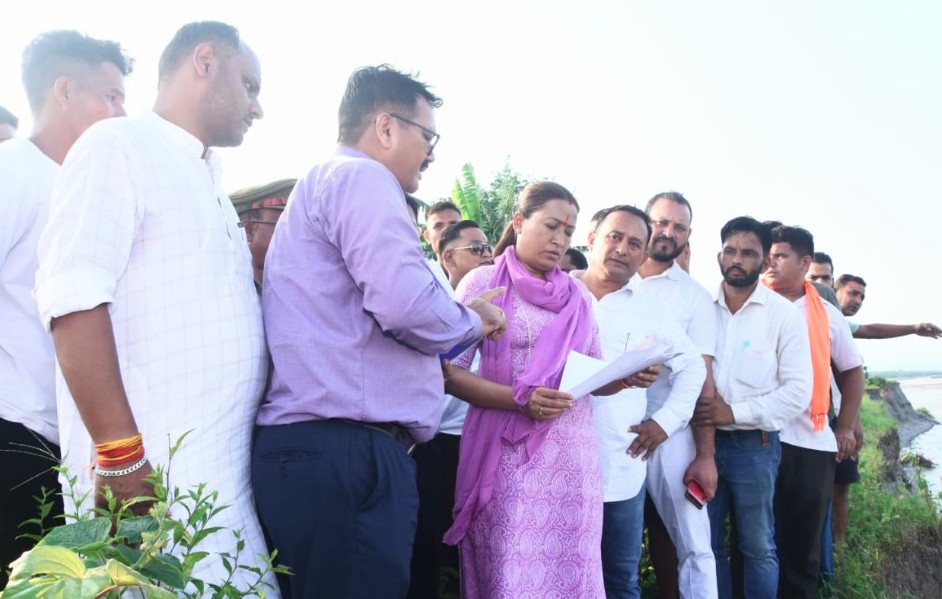 कैबिनेट मंत्री रेखा आर्या ने आपदाग्रस्त क्षेत्र का स्थलीय निरीक्षण कर स्थिति का जायज़ा लिया।