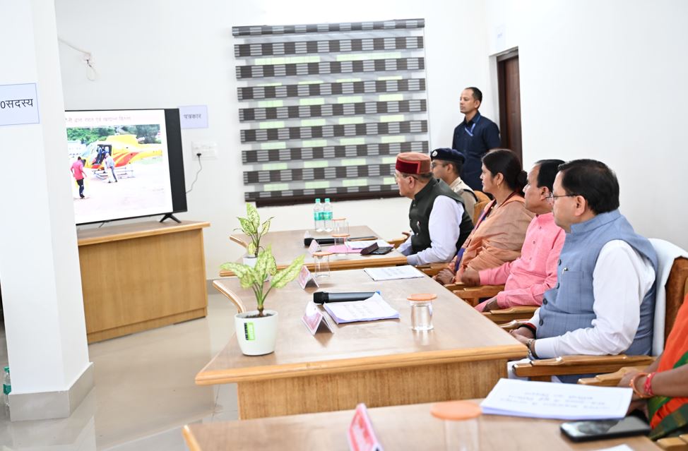 रुद्रप्रयाग जिले के आपदा प्रभावित क्षेत्रों का दौरा कर सीएम धामी ने कहा कि प्रभावित परिवारों को पूरी सहायता मिलना हमारी प्राथमिकता है।