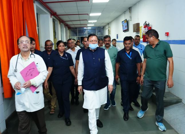 मुख्यमंत्री धामी द्वारा दून अस्पताल का निरीक्षण, मरीजों से सीधे संवाद कर जानी उनकी स्वास्थ्य सेवाओं की स्थिति