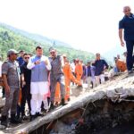 चमोली जिले में आपदा ग्रस्त क्षेत्रों का निरीक्षण करते हुए मुख्यमंत्री ने प्रभावितों का दर्द बांटा और सहायता का भरोसा दिलाया।