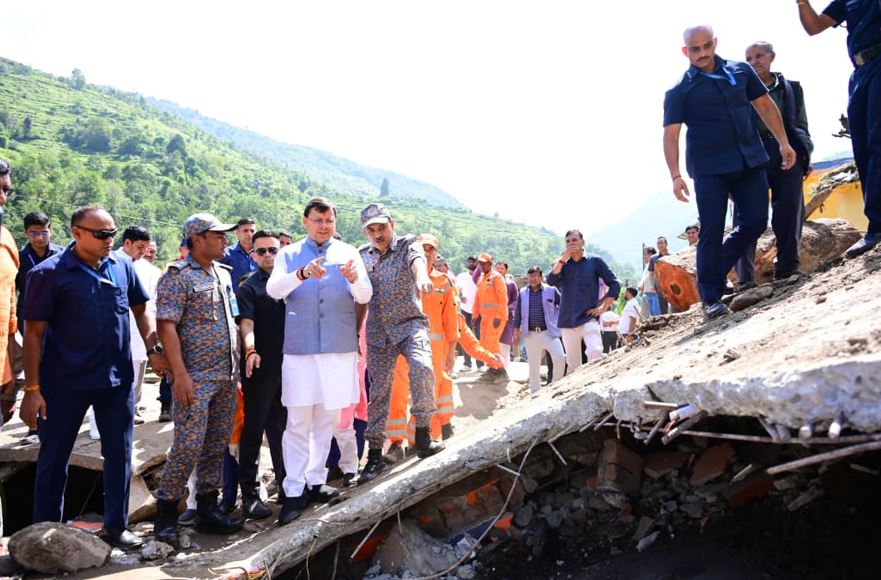 चमोली जिले में आपदा ग्रस्त क्षेत्रों का निरीक्षण करते हुए मुख्यमंत्री ने प्रभावितों का दर्द बांटा और सहायता का भरोसा दिलाया।