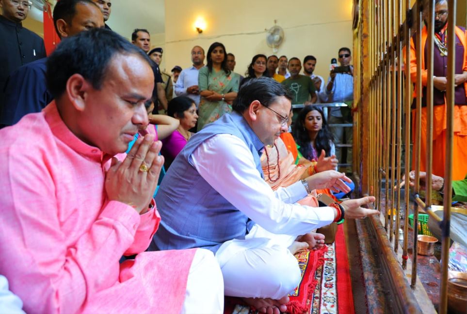 मां धारी देवी के दरबार में सीएम धामी ने पूजा-अर्चना की और राज्य की समृद्धि व सुरक्षा की कामना की।