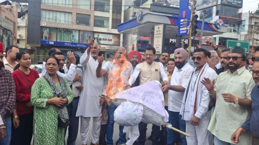 कांग्रेस का राज्य सरकार पर हमला, जॉर्ज एवरेस्ट पार्क आवंटन मामले में पूरे प्रदेश में प्रदर्शन कर फूंका पुतला