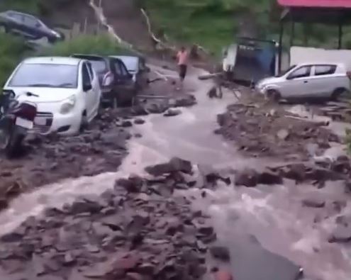 हिमाचल में बादल फटने और भूस्खलन से हाहाकार, सैकड़ों सड़कें बंद
