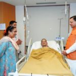 मुख्यमंत्री पुष्कर सिंह धामी ने मैक्स हॉस्पिटल में जाकर पूर्व मुख्यमंत्री भुवन चंद्र खंडूरी के स्वास्थ्य का हालचाल जाना