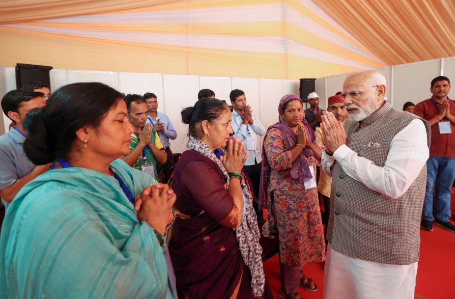 प्रधानमंत्री मोदी पहुंचे धराली, आपदा प्रभावित परिवारों को दी राहत का भरोसा।