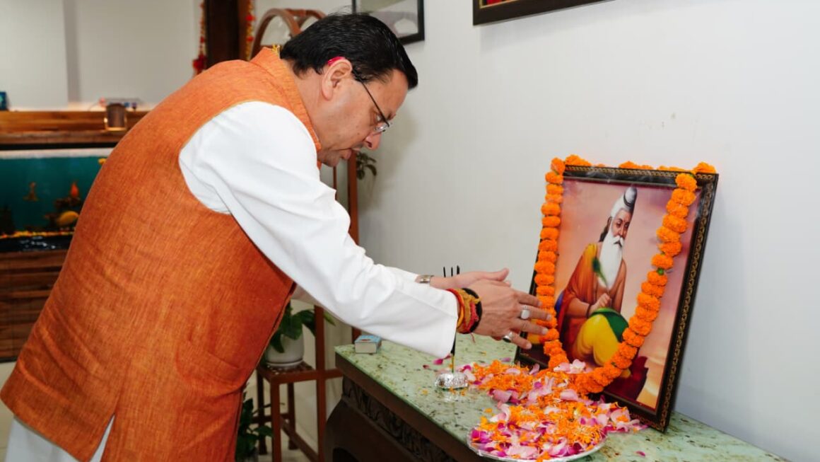 मुख्यमंत्री पुष्कर सिंह धामी ने महर्षि वाल्मीकि जयंती पर उनके चित्र पर फूल चढ़ाकर श्रद्धा प्रकट की।