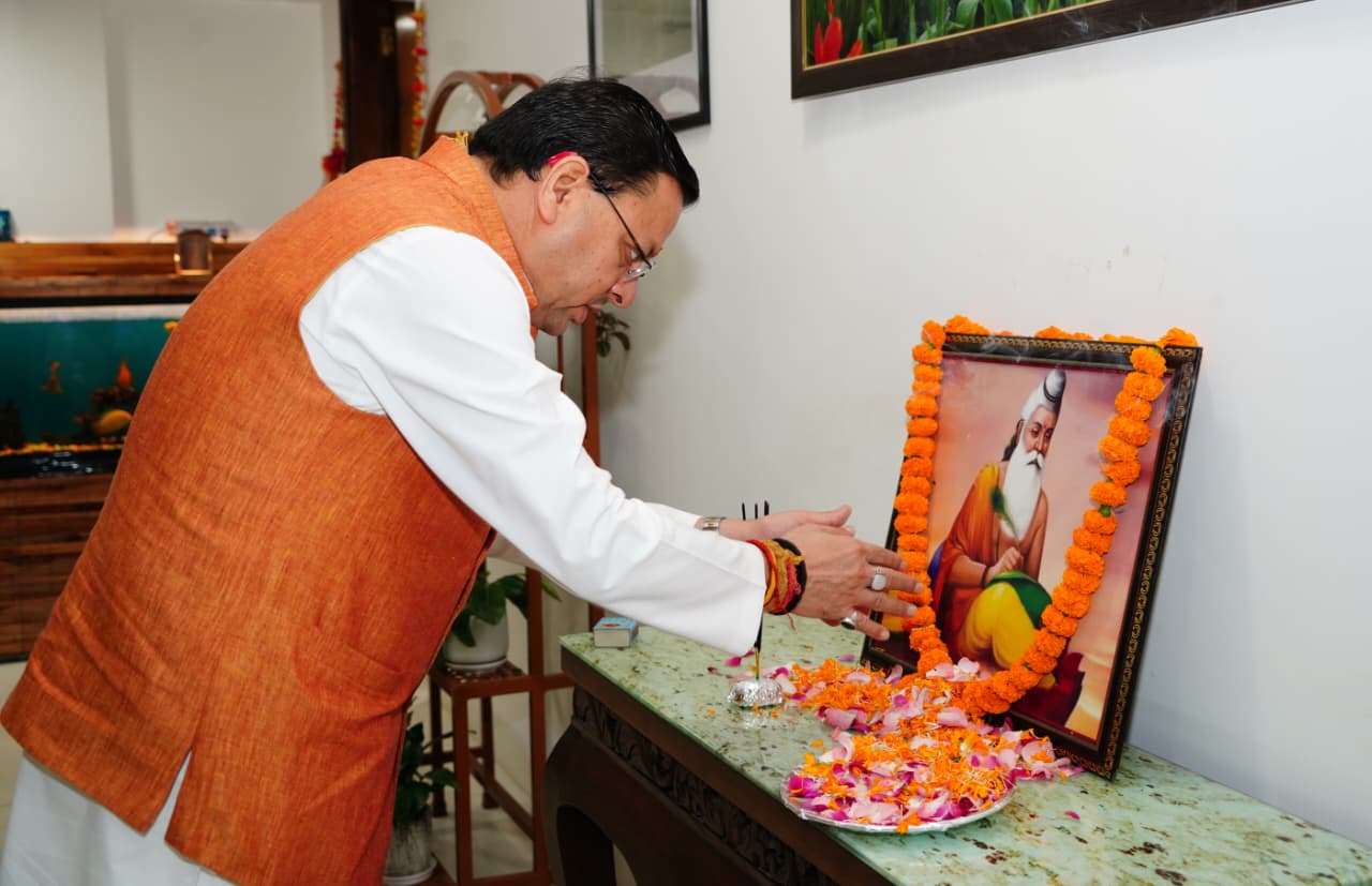 मुख्यमंत्री पुष्कर सिंह धामी ने महर्षि वाल्मीकि जयंती पर उनके चित्र पर फूल चढ़ाकर श्रद्धा प्रकट की।