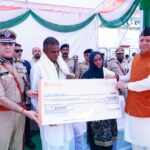 पुलिस स्मृति दिवस पर CM पुष्कर सिंह धामी ने शहीदों को श्रद्धांजलि अर्पित करते हुए उनके परिजनों को सम्मानित किया।