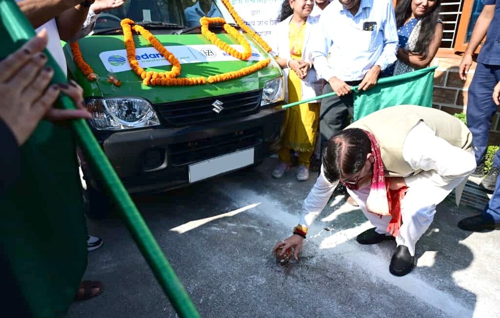 खटीमा में सीएम पुष्कर सिंह धामी ने 9 मोबाइल स्वास्थ्य सेवा वाहनों को रवाना किया, ये वाहन हंस फाउंडेशन व हिन्दुस्तान जिंक के सहयोग से उपलब्ध कराए गए हैं।