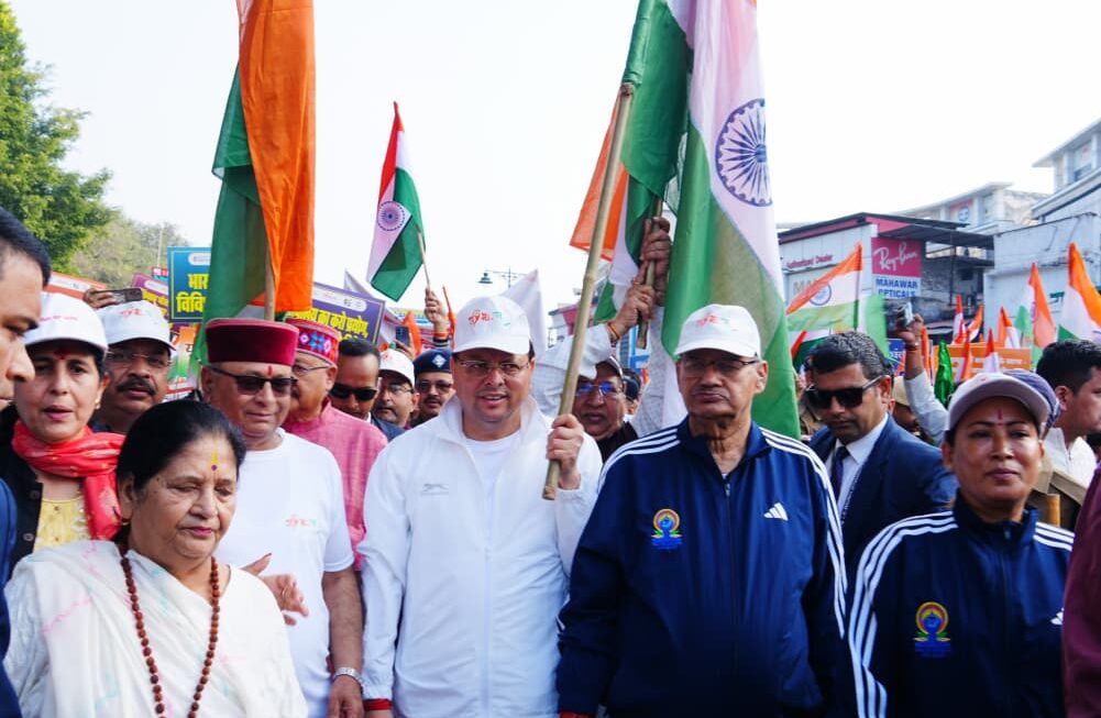 मुख्यमंत्री धामी ने घंटाघर में सरदार पटेल की प्रतिमा पर श्रद्धांजलि दी, एकता पदयात्रा का शुभारंभ किया।