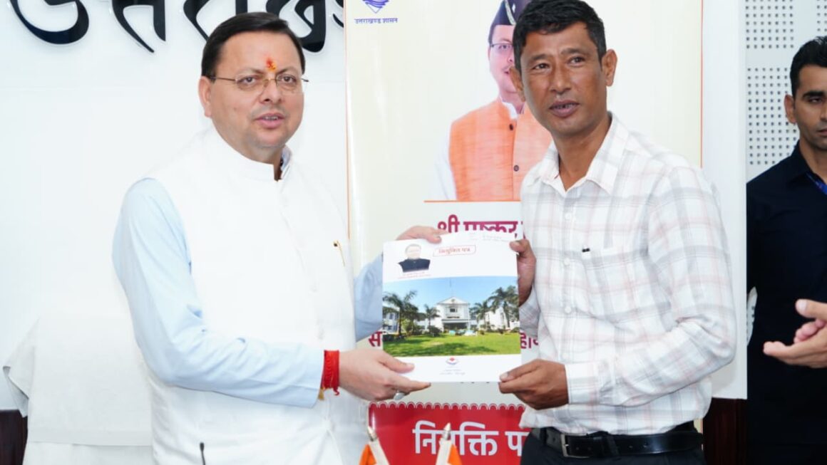 मुख्यमंत्री धामी ने राजस्व परिषद में नव-नियुक्त अधिकारियों को नियुक्ति पत्र वितरित किए।