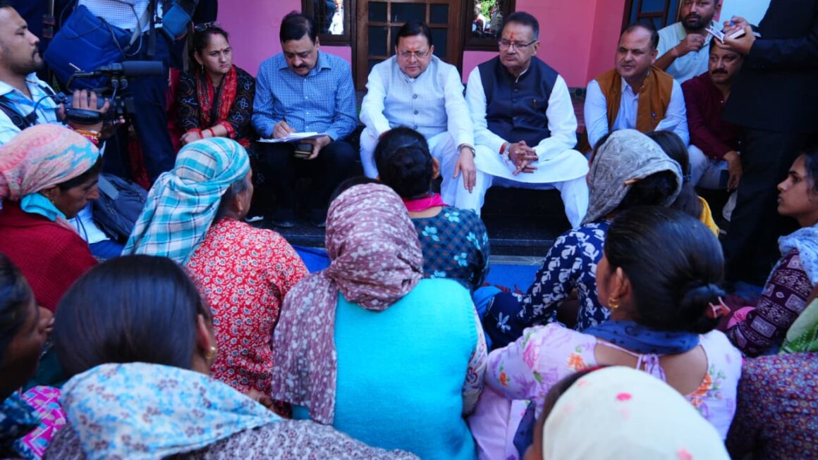 मुख्यमंत्री धामी ने दीपावली पर मझाड़ा गांव में आपदा प्रभावितों से भेंट कर उनकी समस्याएं सुनीं।