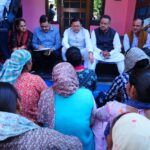 मुख्यमंत्री धामी ने दीपावली पर मझाड़ा गांव में आपदा प्रभावितों से भेंट कर उनकी समस्याएं सुनीं।