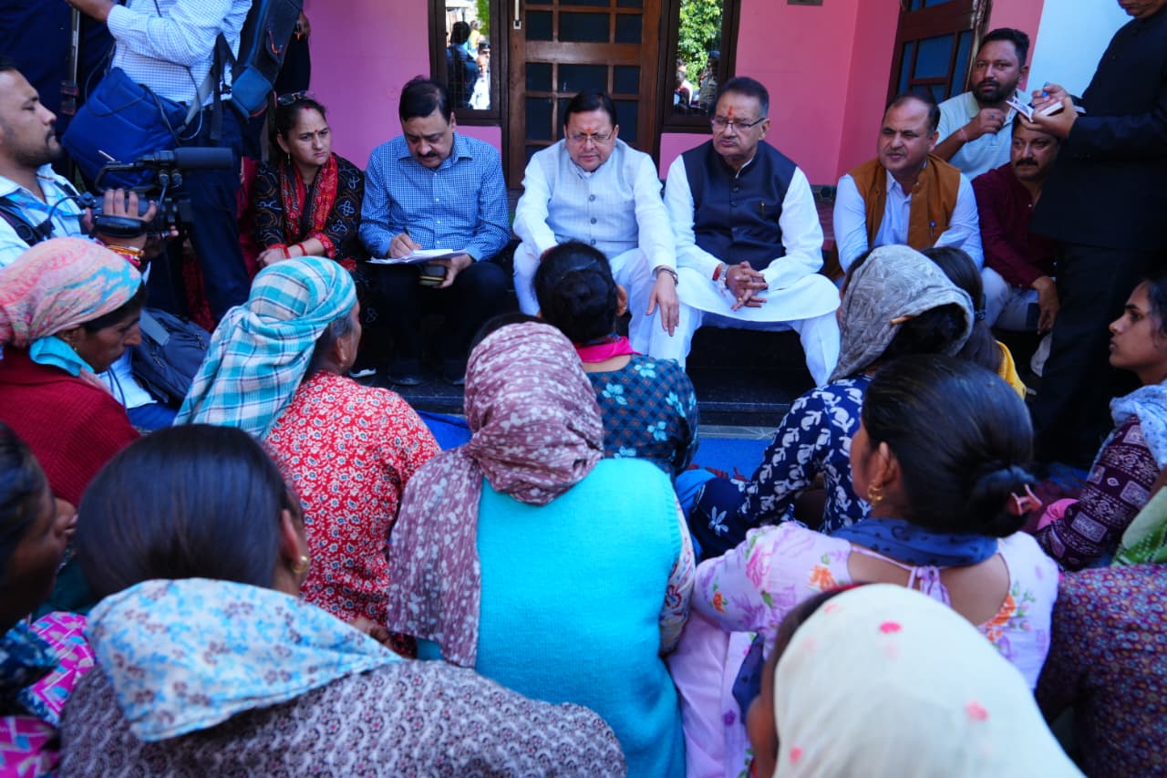 मुख्यमंत्री धामी ने दीपावली पर मझाड़ा गांव में आपदा प्रभावितों से भेंट कर उनकी समस्याएं सुनीं।