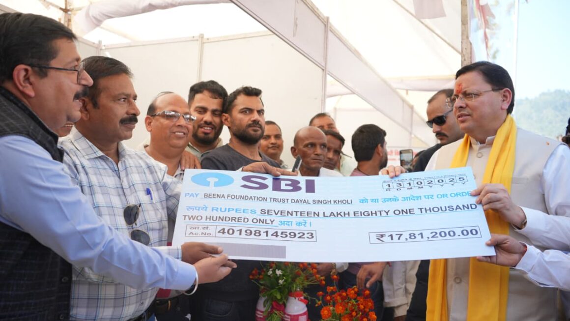 मुख्यमंत्री धामी श्रीनगर के सहकारिता मेले में हुए शामिल, स्थानीय उत्पादों और स्वयं सहायता समूहों की पहल की सराहना की।