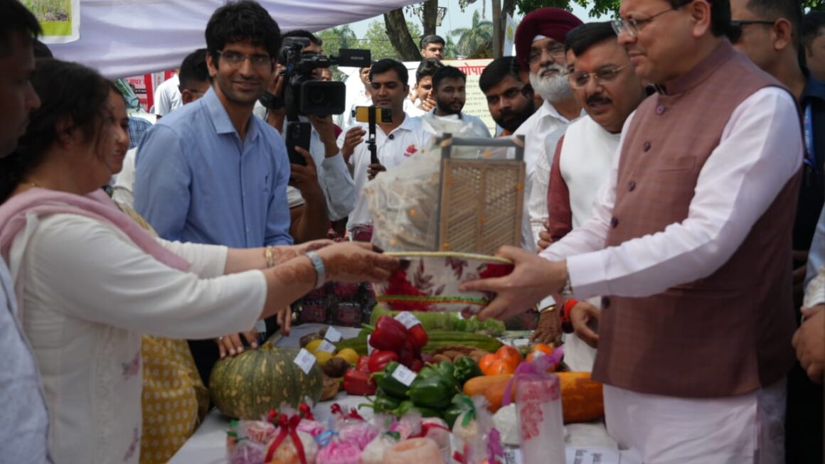 पंतनगर विश्वविद्यालय के किसान मेले में मुख्यमंत्री धामी ने नई दलहनी प्रजातियों का लोकार्पण और पुस्तक का शुभारंभ किया।