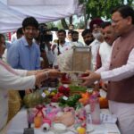 पंतनगर विश्वविद्यालय के किसान मेले में मुख्यमंत्री धामी ने नई दलहनी प्रजातियों का लोकार्पण और पुस्तक का शुभारंभ किया।