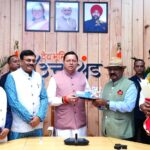 मुख्यमंत्री आवास में मंत्री, विधायक और अधिकारीगण ने सीएम धामी को दीपावली की शुभकामनाएं प्रेषित कीं।