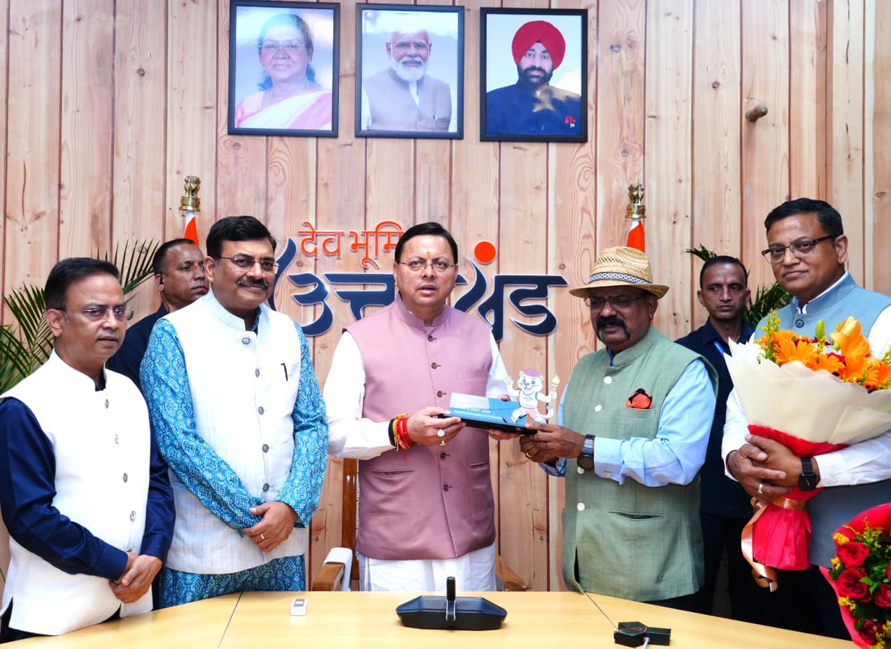 मुख्यमंत्री आवास में मंत्री, विधायक और अधिकारीगण ने सीएम धामी को दीपावली की शुभकामनाएं प्रेषित कीं।