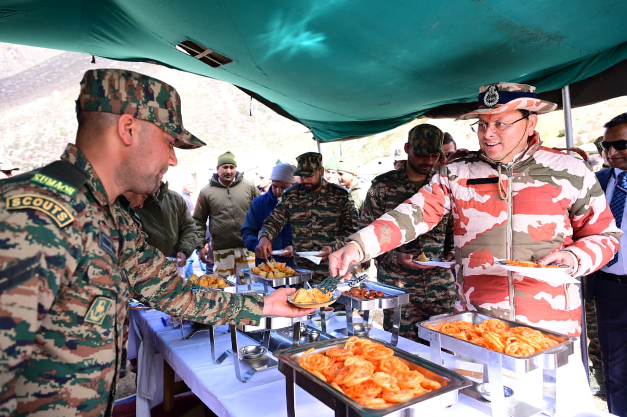 मुख्यमंत्री धामी ने मिलम में तैनात आईटीबीपी जवानों और निवासियों से भेंटवार्ता की।